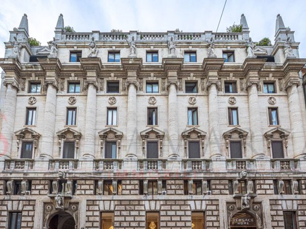 appartamento in vendita a Milano in zona Sant'Ambrogio