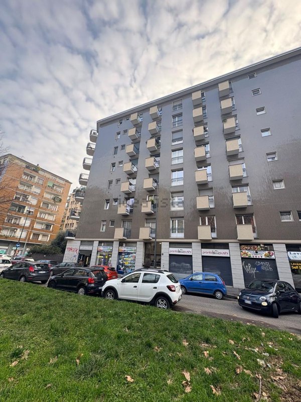 appartamento in vendita a Milano in zona Lorenteggio