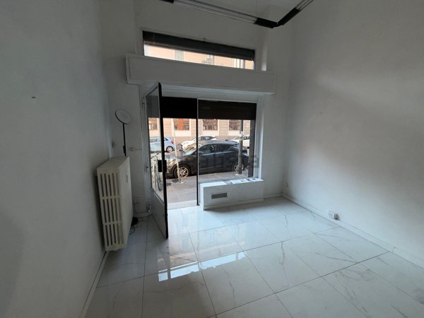 locale commerciale in vendita a Milano in zona Piazzale Lodi
