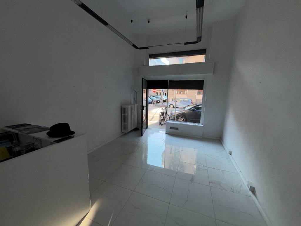 negozio in vendita a Milano in zona Rogoredo