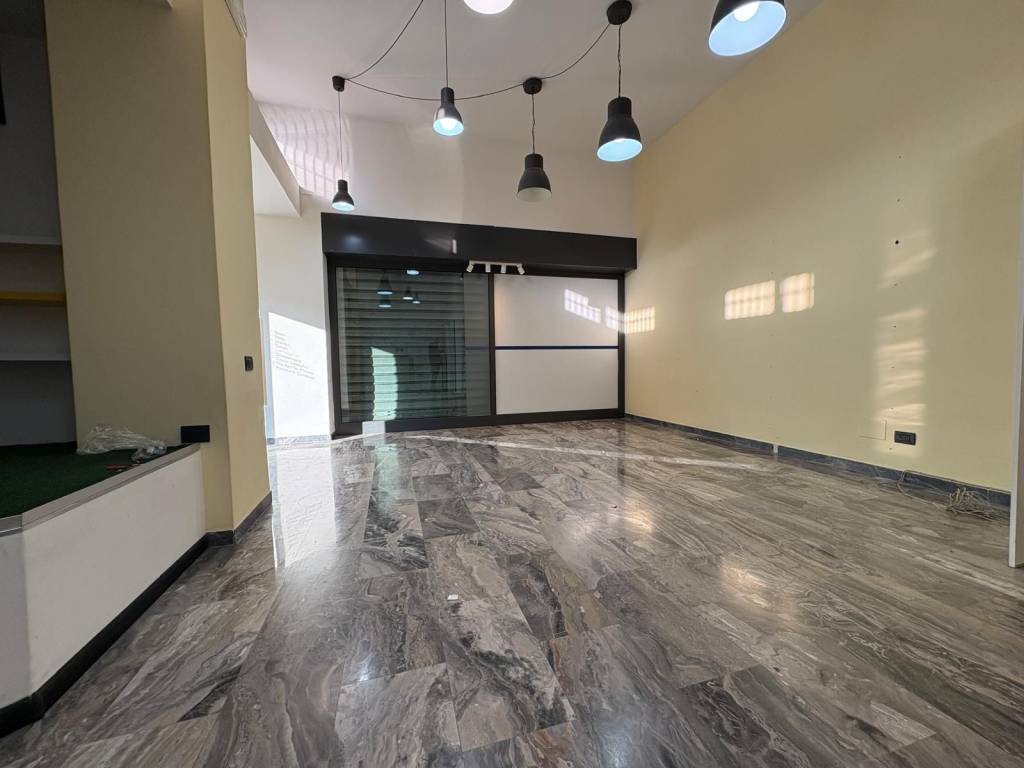negozio in vendita a Milano in zona Vigentino