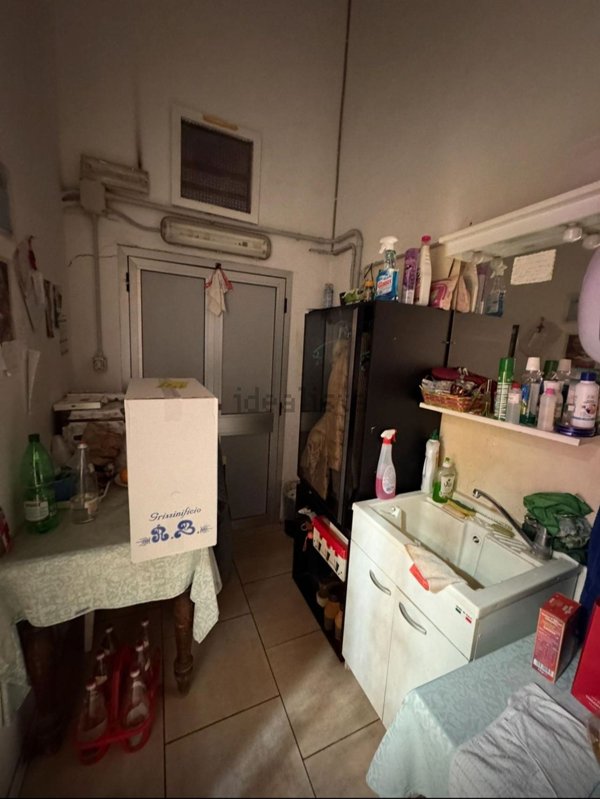 locale commerciale in vendita a Milano in zona Baggio