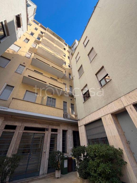 ufficio in vendita a Milano in zona Guastalla