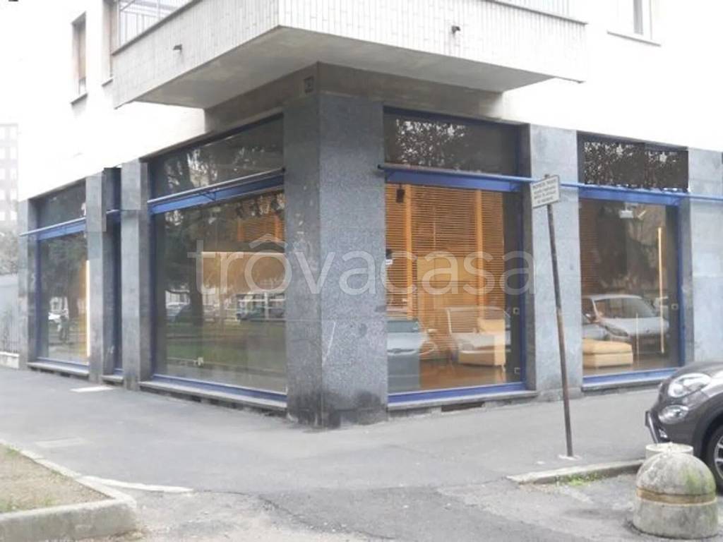 negozio in vendita a Milano in zona Rembrandt