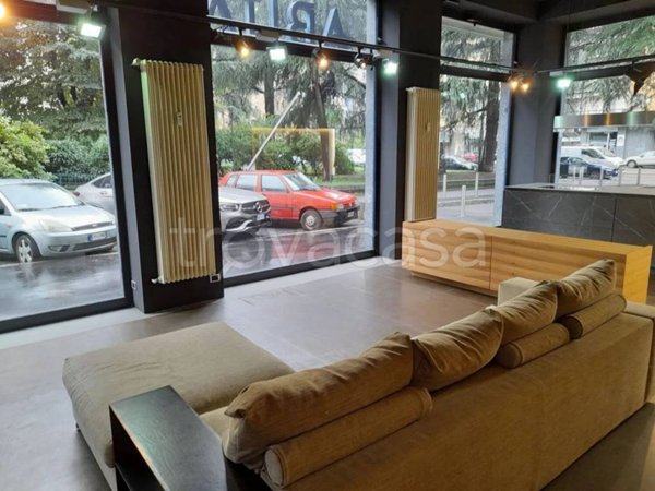 negozio in vendita a Milano in zona Rembrandt
