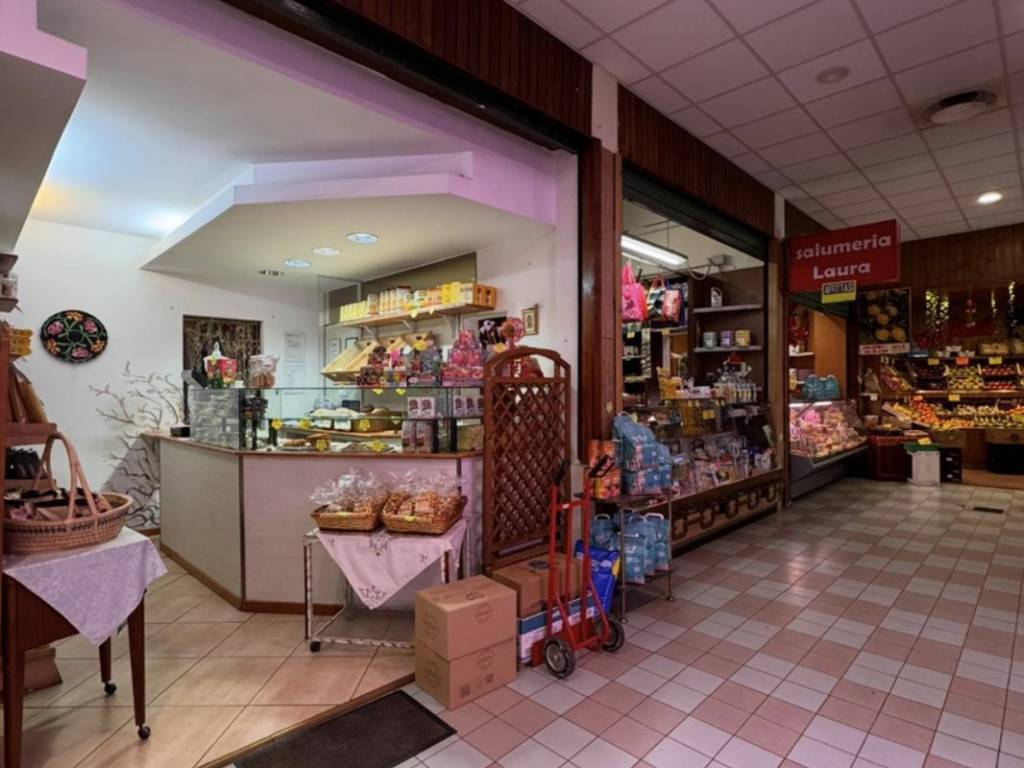 negozio in vendita a Milano in zona Baggio