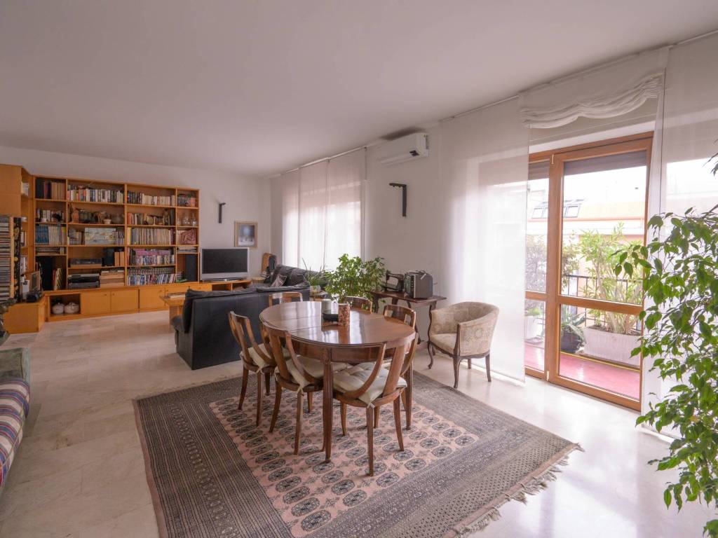 appartamento in vendita a Milano in zona Città Studi