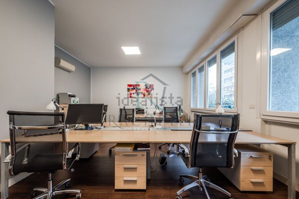 ufficio in vendita a Milano in zona Sant'Ambrogio