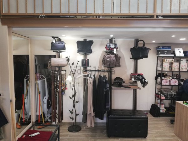 negozio in vendita a Milano in zona Baggio