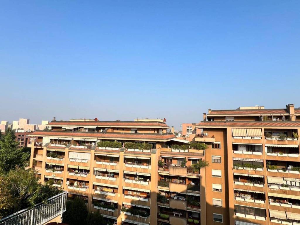 appartamento in vendita a Milano in zona Adriano