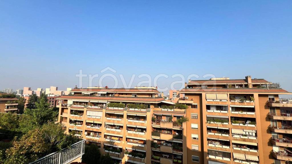 appartamento in vendita a Milano in zona Adriano