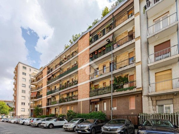 appartamento in vendita a Milano in zona Lorenteggio