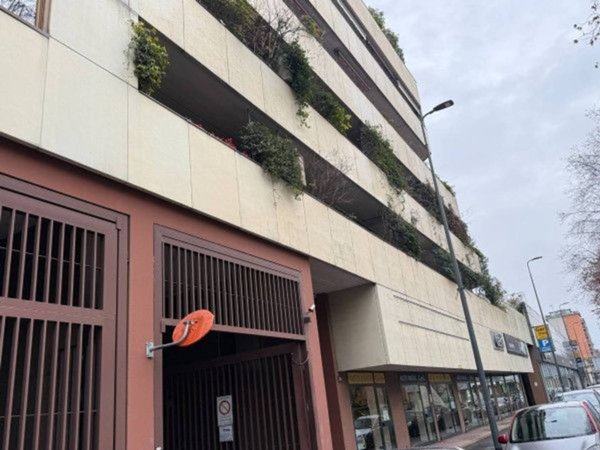 negozio in vendita a Milano in zona Segnano
