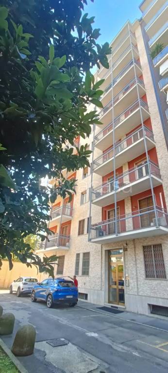 appartamento in vendita a Milano in zona Lorenteggio