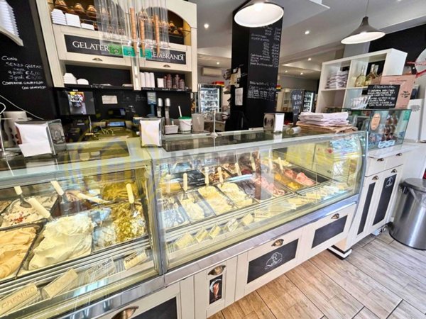 negozio in vendita a Milano in zona Trenno