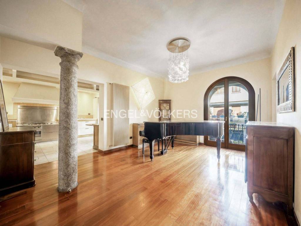 appartamento in vendita a Milano in zona Cadorna