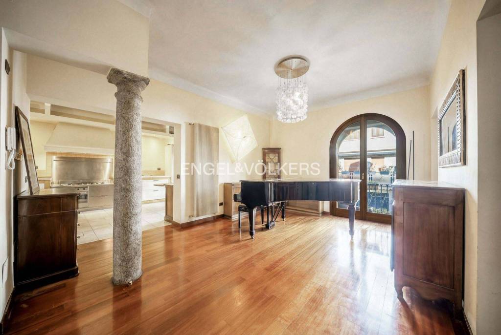 appartamento in vendita a Milano in zona Cadorna
