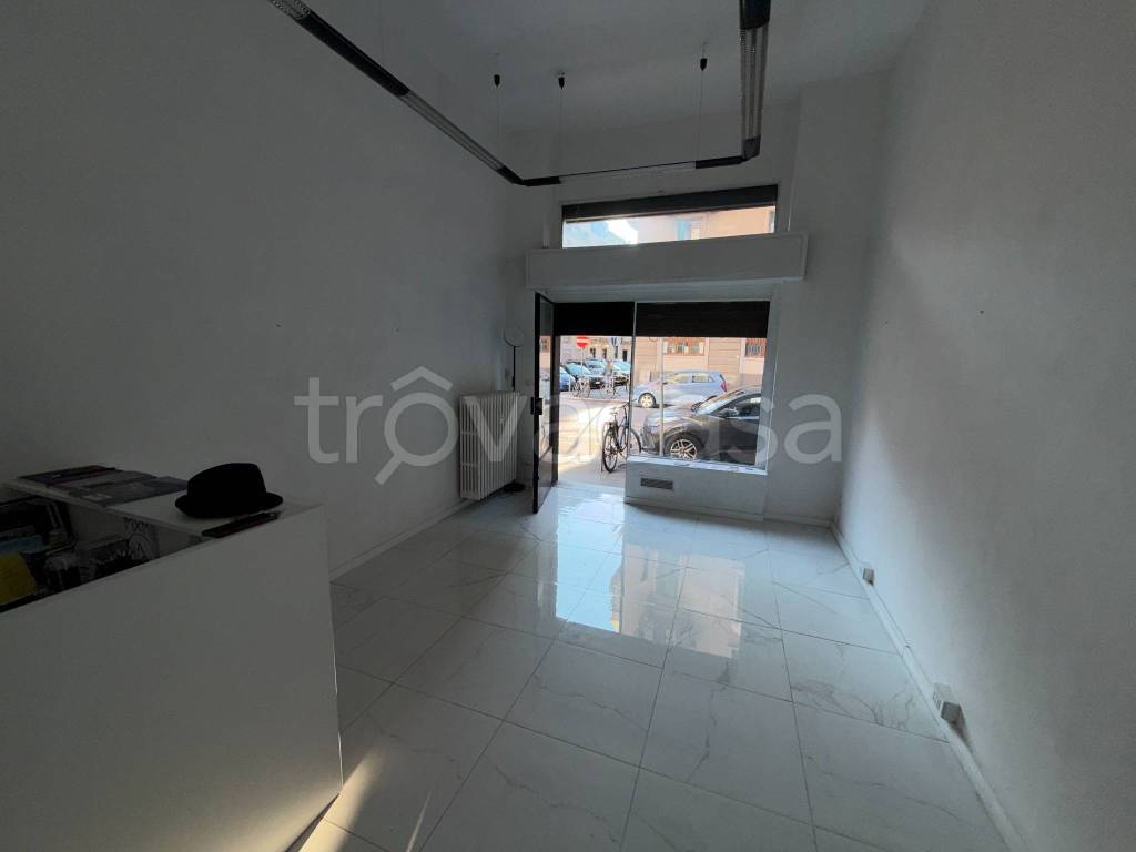 negozio in vendita a Milano in zona Corvetto