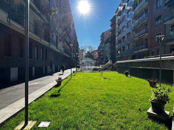 appartamento in vendita a Milano in zona Lorenteggio