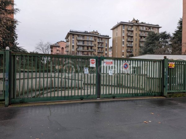box auto in vendita a Milano in zona Lorenteggio