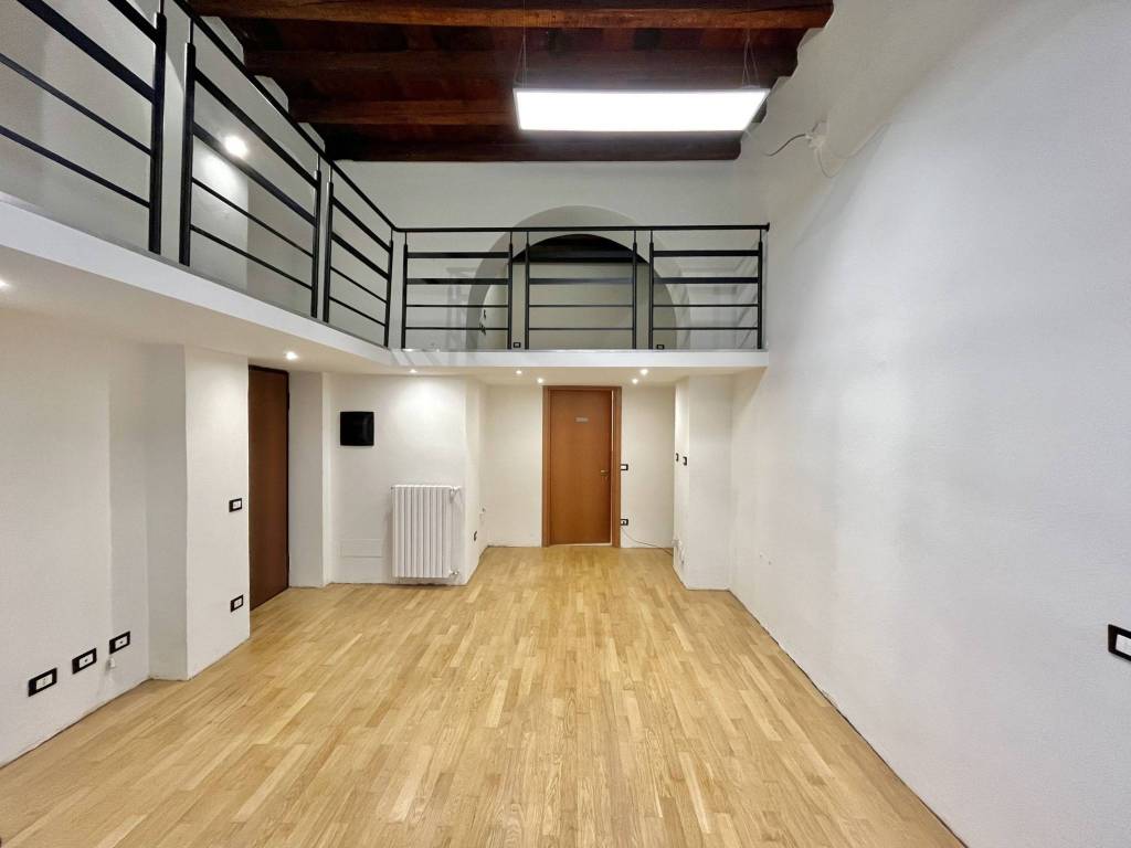 negozio in vendita a Milano in zona Isola