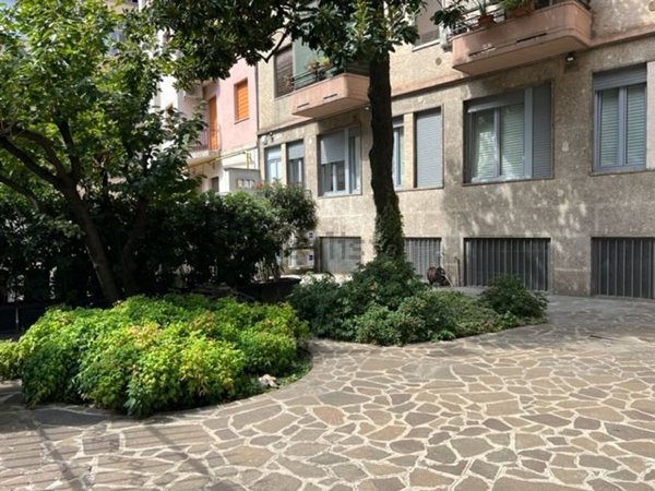 locale commerciale in vendita a Milano in zona Cascina dei Pomi