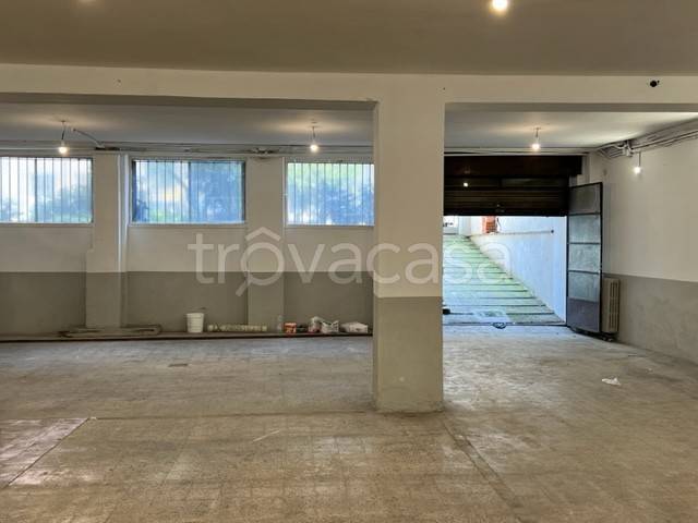 locale commerciale in vendita a Milano in zona Cascina dei Pomi