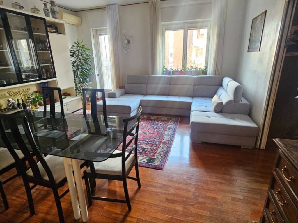 appartamento in vendita a Milano in zona Lorenteggio