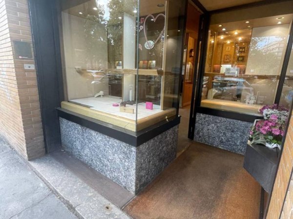 negozio in vendita a Milano in zona Trenno