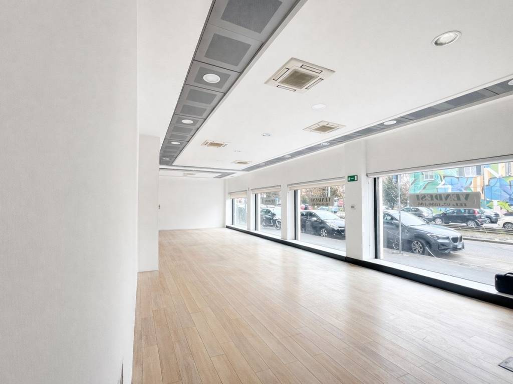 negozio in vendita a Milano in zona Famagosta