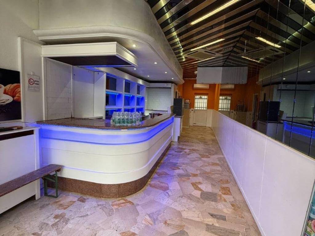 negozio in vendita a Milano in zona Barona