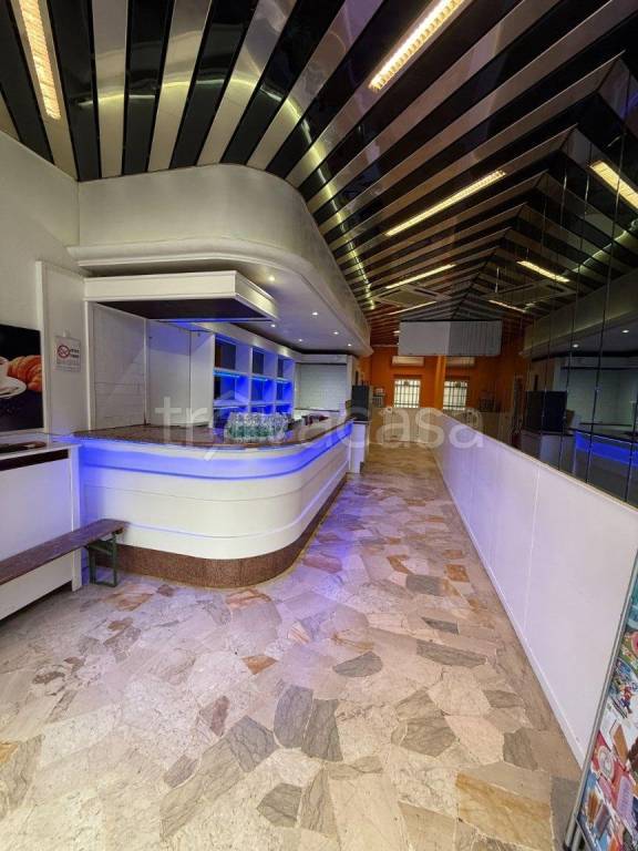 negozio in vendita a Milano in zona Barona