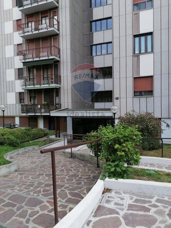 ufficio in vendita a Milano in zona Gallaratese