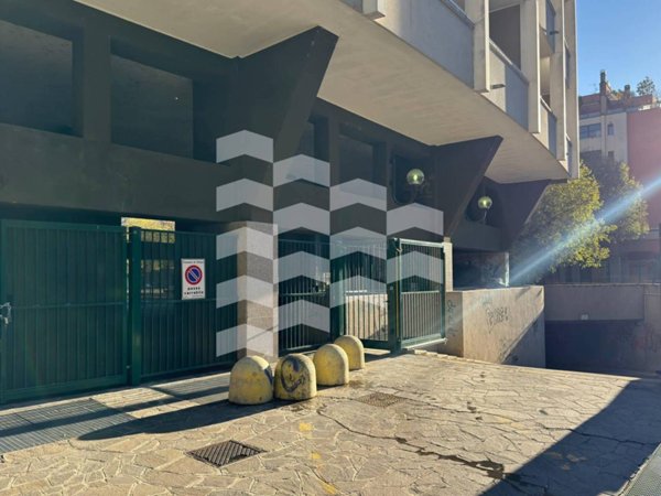 ufficio in vendita a Milano in zona Gratosoglio