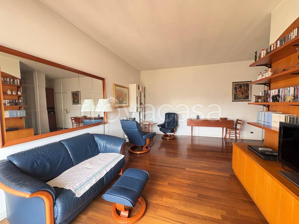 appartamento in vendita a Milano in zona Lorenteggio