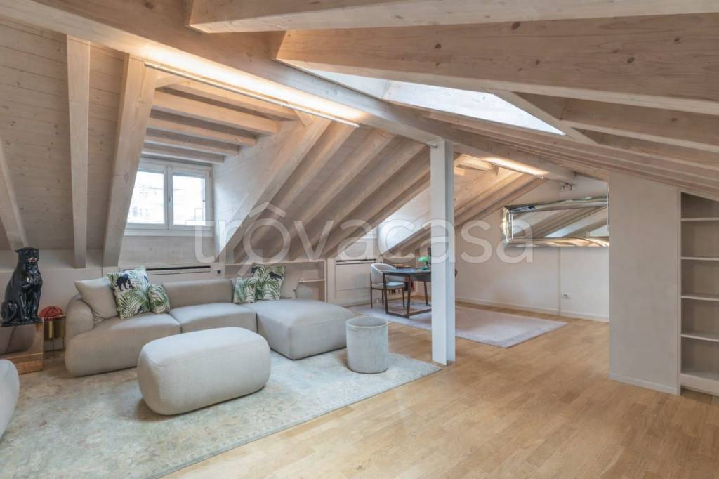 appartamento in vendita a Milano in zona Porta Nuova