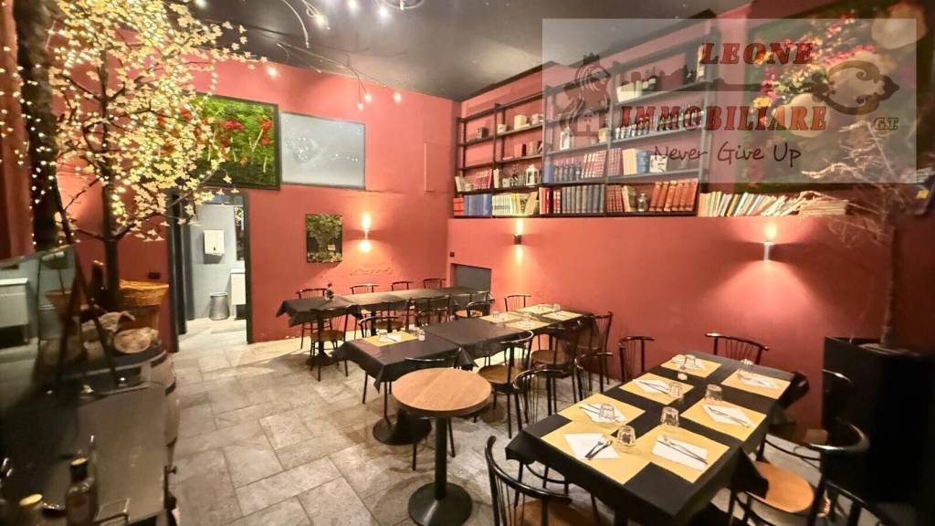 negozio in vendita a Milano in zona Barona