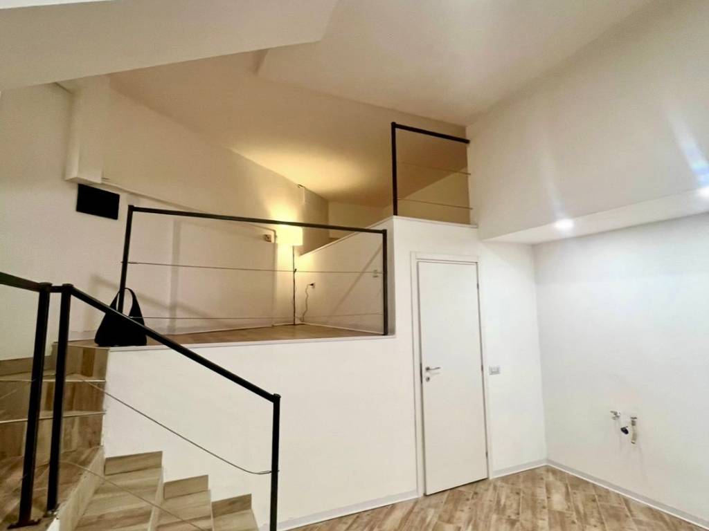 locale commerciale in vendita a Milano in zona Piazzale Lodi