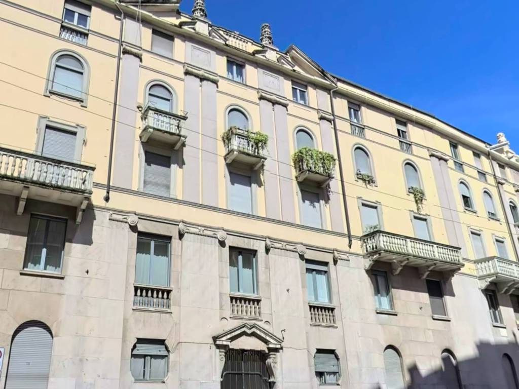 ufficio in vendita a Milano in zona Guastalla