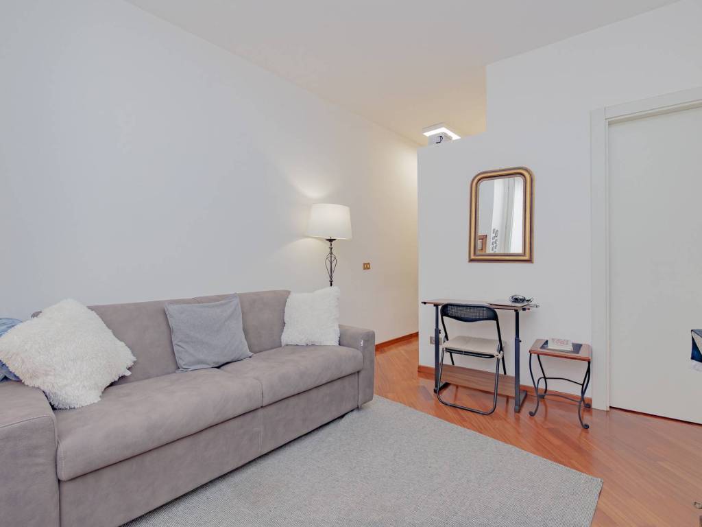 appartamento in vendita a Milano in zona Guastalla