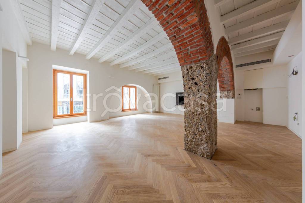 appartamento in vendita a Milano in zona Porta Nuova