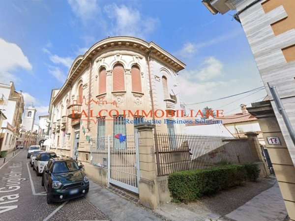 negozio in vendita a Milano in zona Famagosta