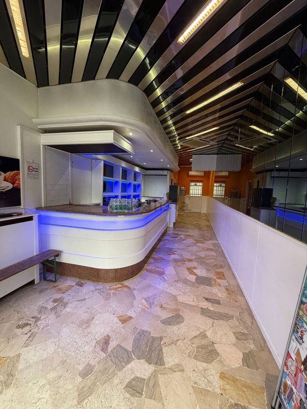 locale commerciale in vendita a Milano in zona Famagosta