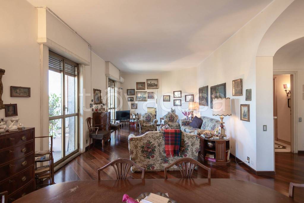 appartamento in vendita a Milano in zona Sant'Ambrogio