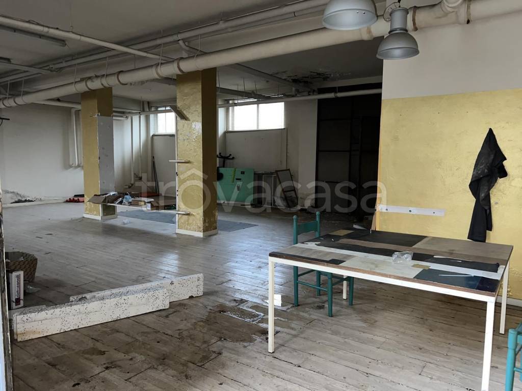 negozio in vendita a Milano in zona Corvetto