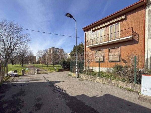 casa indipendente in vendita a Milano in zona Baggio