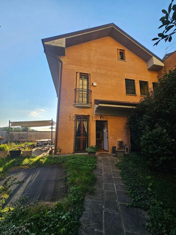 casa indipendente in vendita a Milano in zona Baggio