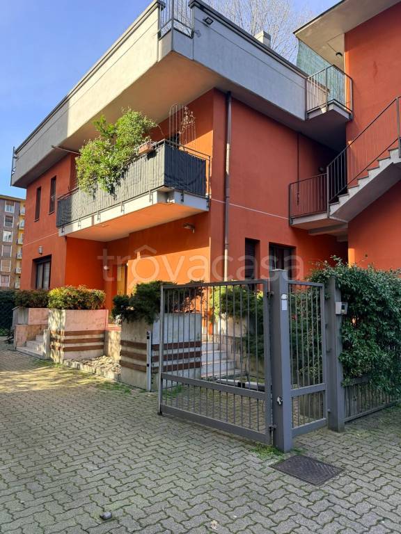 appartamento in vendita a Milano in zona Lorenteggio