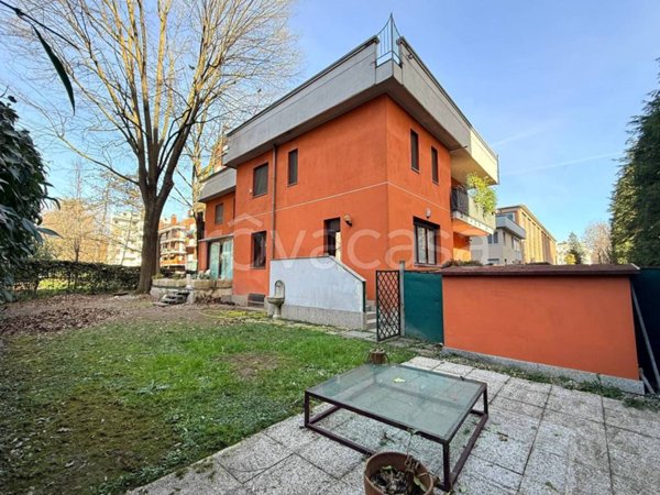 appartamento in vendita a Milano in zona Lorenteggio