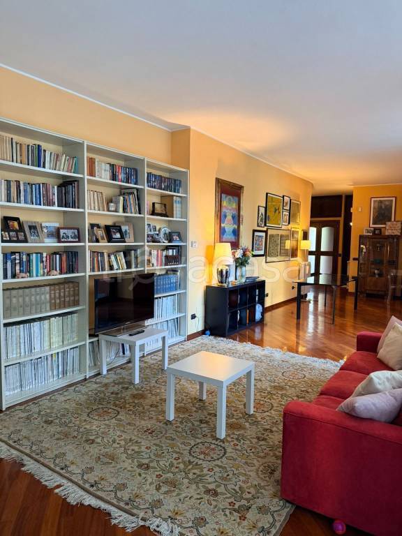 appartamento in vendita a Milano in zona Lorenteggio